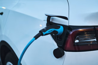 Punto de recarga para vehículo eléctrico conectado en una estación urbana
