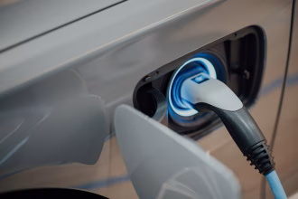 Punto de recarga para vehículo eléctrico conectado en una estación urbana
