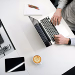 Documentos de trabajo sobre una mesa, imagen temática para análisis documental con inteligencia artificial