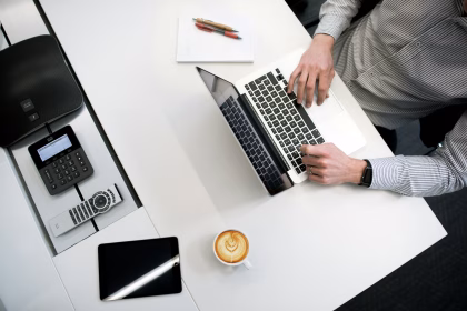 Documentos de trabajo sobre una mesa, imagen temática para análisis documental con inteligencia artificial