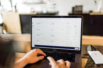 Panel financiero en un portatil, imagen temática para inversión tecnológica y mercados de IA