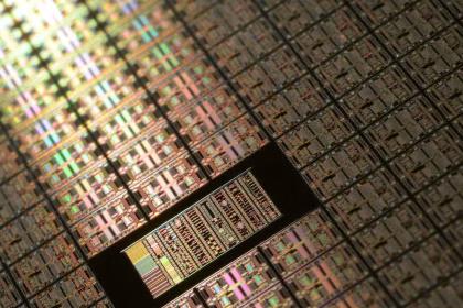 Macro de una oblea de silicio con chips para ilustrar el mercado de memoria y semiconductores