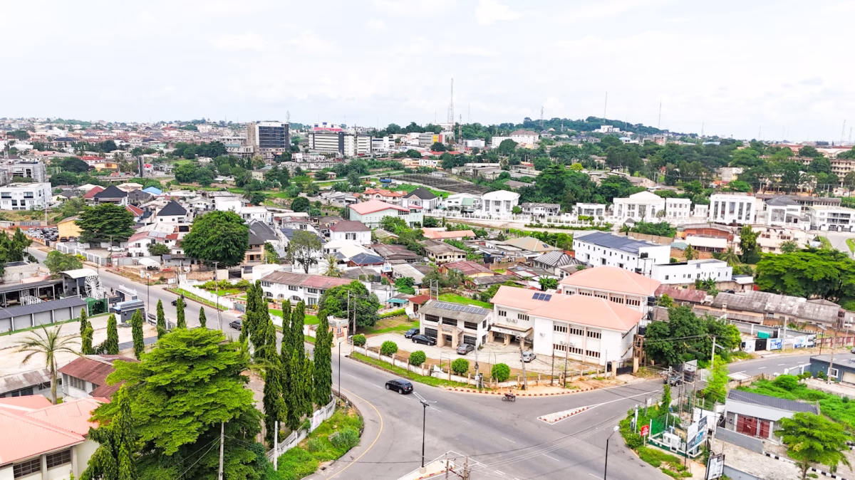 Vista aérea de una ciudad con zonas verdes y calles arboladas