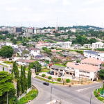 Vista aérea de una ciudad con zonas verdes y calles arboladas
