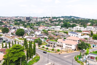 Vista aérea de una ciudad con zonas verdes y calles arboladas