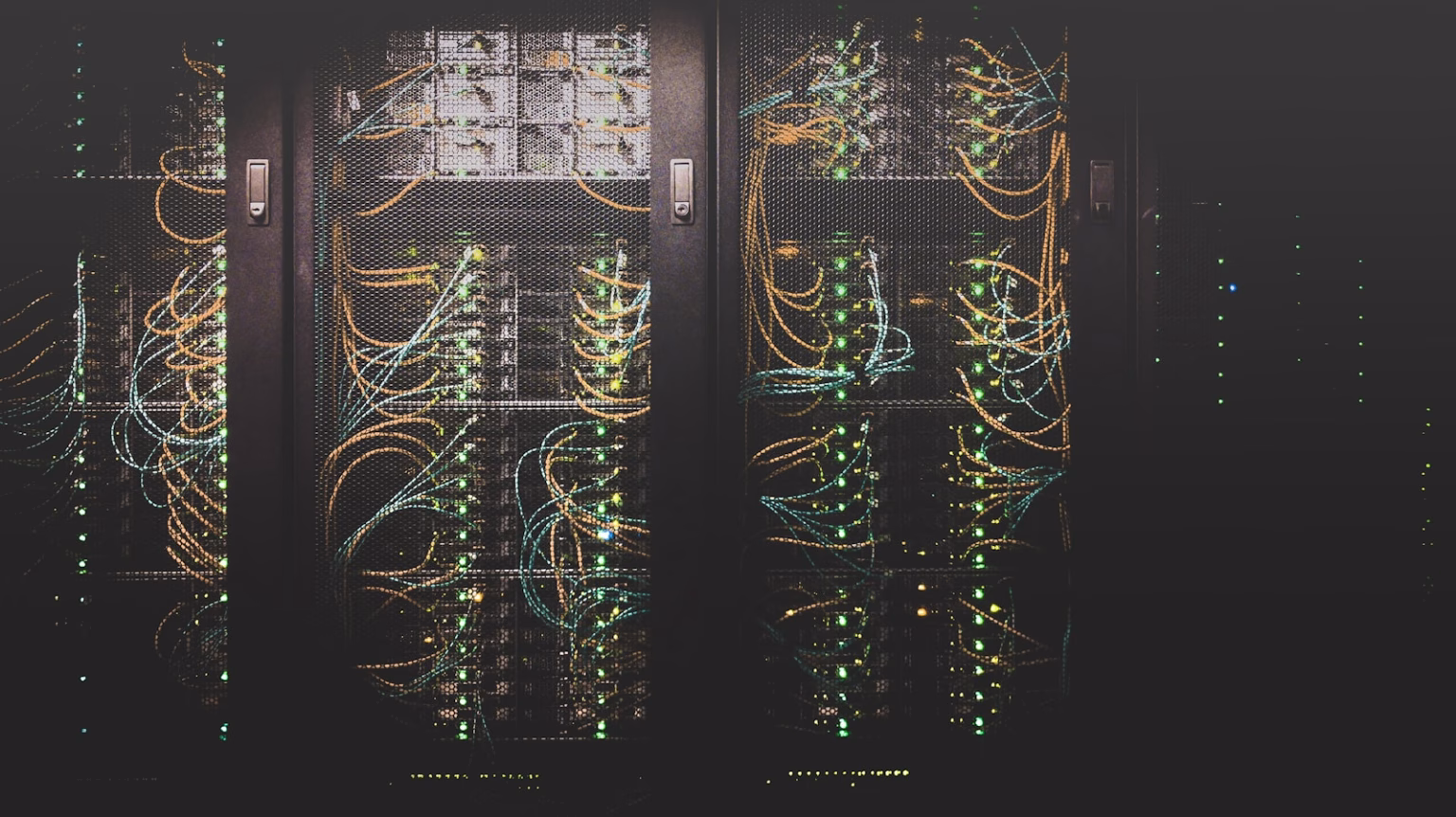 Cableado de red y servidores en un centro de datos