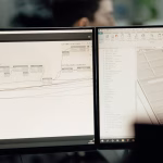 Profesional trabajando en un ordenador con un modelo arquitectónico digital