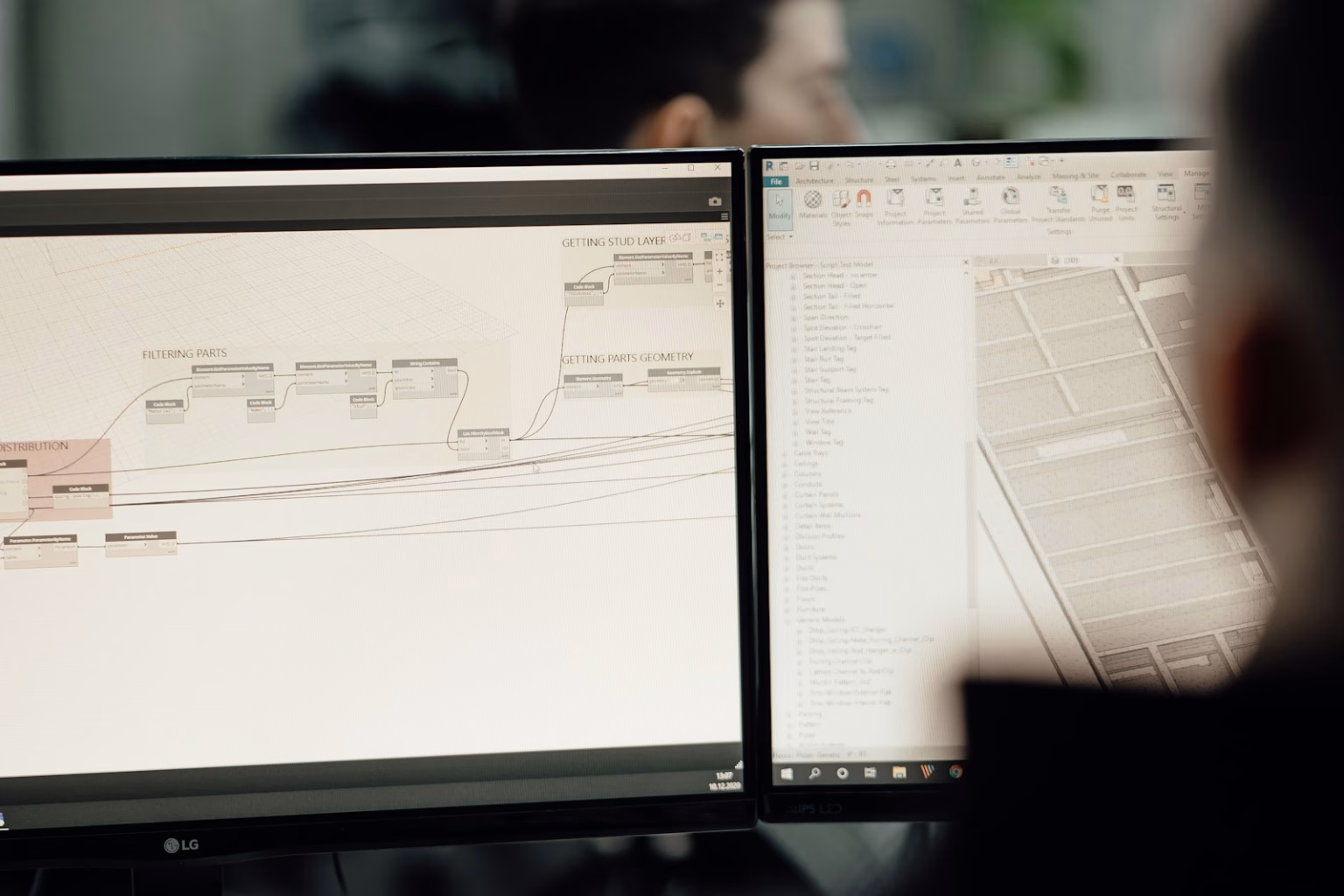 Profesional trabajando en un ordenador con un modelo arquitectónico digital