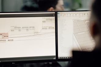 Profesional trabajando en un ordenador con un modelo arquitectónico digital