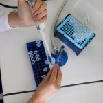 Científico usando una pipeta en un laboratorio de biotecnología