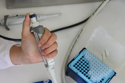 Científico usando una pipeta en un laboratorio de biotecnología