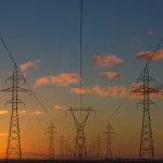 Instalación energética industrial al atardecer como referencia a emisiones y tecnología