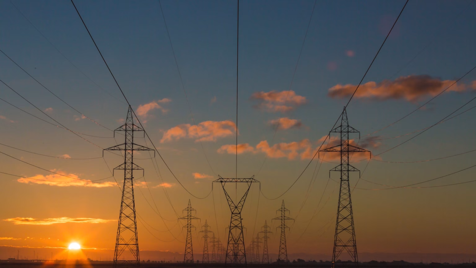 Instalación energética industrial al atardecer como referencia a emisiones y tecnología