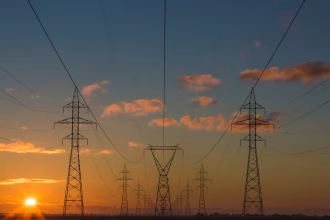 Instalación energética industrial al atardecer como referencia a emisiones y tecnología