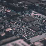 Circuitos electrónicos en primer plano, imagen asociada a memoria y chips para inteligencia artificial.