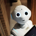 Robot humanoide en un entorno tecnológico, imagen temática para robótica avanzada