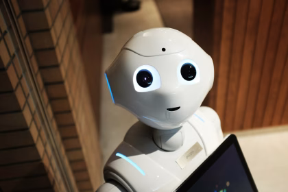 Robot humanoide en un entorno tecnológico, imagen temática para robótica avanzada