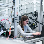Investigadora trabajando en un laboratorio médico con tecnología avanzada