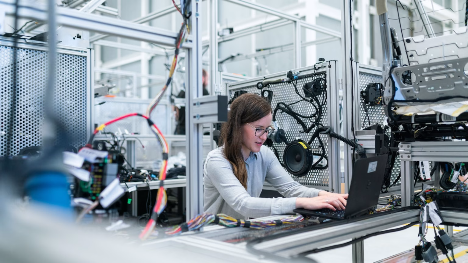 Investigadora trabajando en un laboratorio médico con tecnología avanzada
