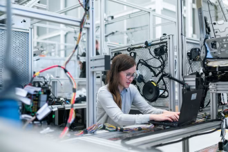 Investigadora trabajando en un laboratorio médico con tecnología avanzada