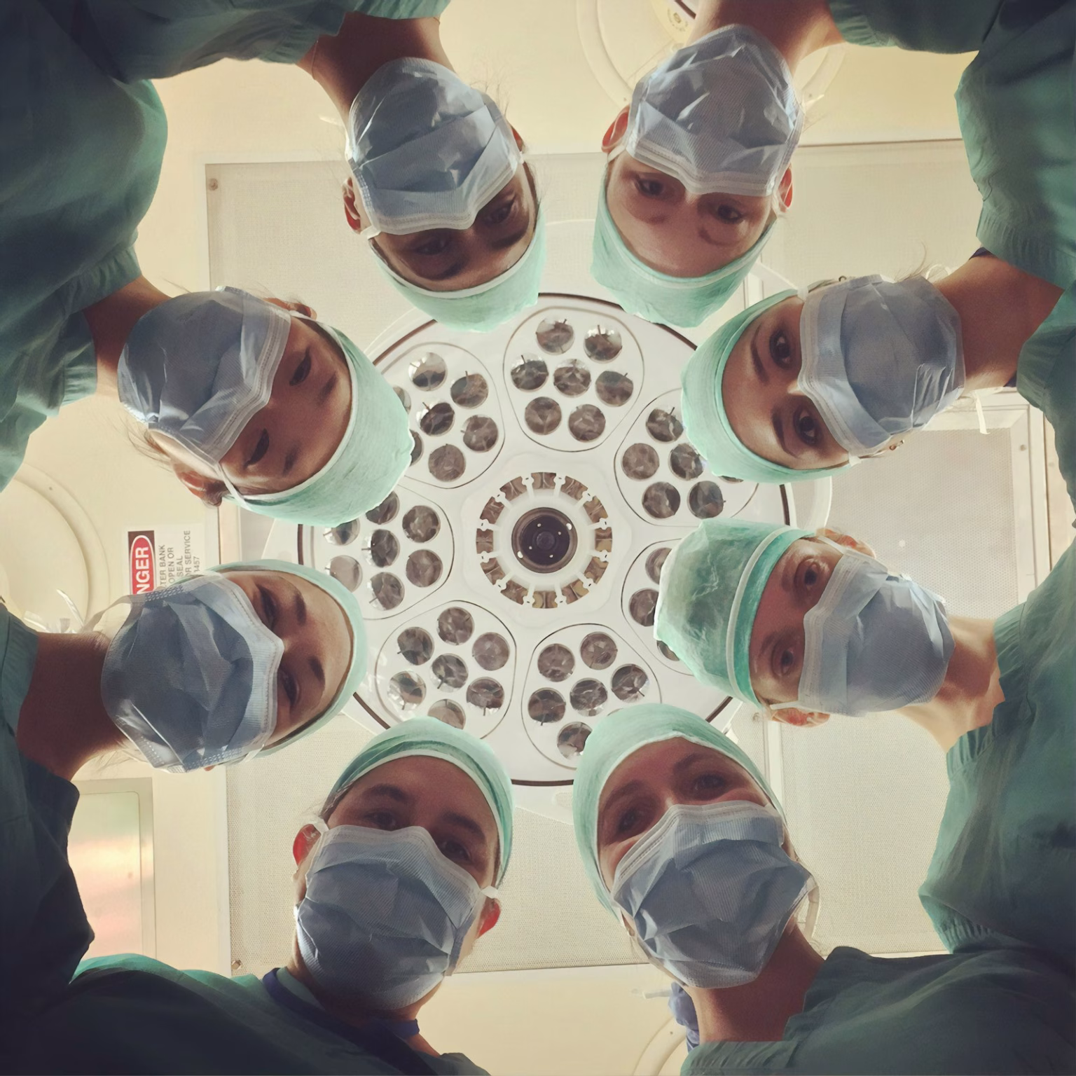 Equipo médico en una unidad hospitalaria con tecnología avanzada de monitorización.