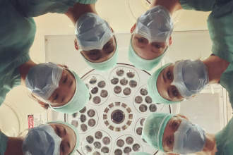 Equipo médico en una unidad hospitalaria con tecnología avanzada de monitorización.