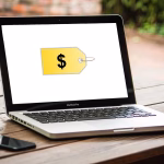 Portatil con etiqueta de precio que representa comercio electronico y entregas rapidas