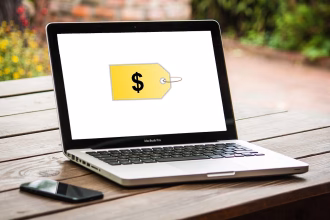 Portatil con etiqueta de precio que representa comercio electronico y entregas rapidas
