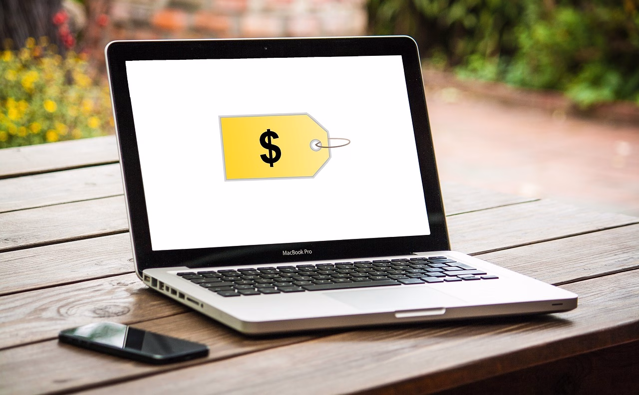 Portatil con etiqueta de precio que representa comercio electronico y entregas rapidas