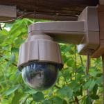Cámara de seguridad exterior para ilustrar sistemas de vigilancia conectada