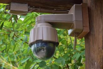 Cámara de seguridad exterior para ilustrar sistemas de vigilancia conectada
