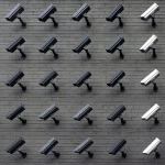 Cámara de vigilancia en una calle urbana, imagen asociada a privacidad y control policial.