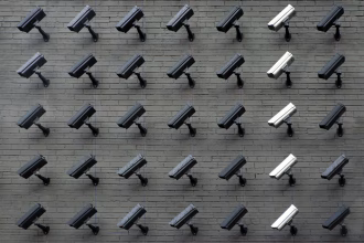 Cámara de vigilancia en una calle urbana, imagen asociada a privacidad y control policial.