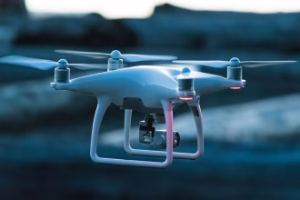 Dron de largo alcance en vuelo para inspecciones industriales y defensa