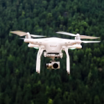 Dron volando sobre un paisaje abierto, imagen asociada a inspección de infraestructuras con IA.