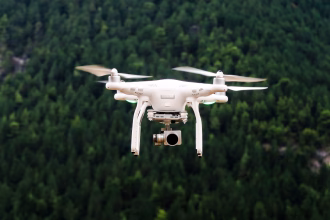 Dron volando sobre un paisaje abierto, imagen asociada a inspección de infraestructuras con IA.