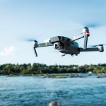 Dron en vuelo sobre un paisaje natural, imagen relacionada con inspección de infraestructuras