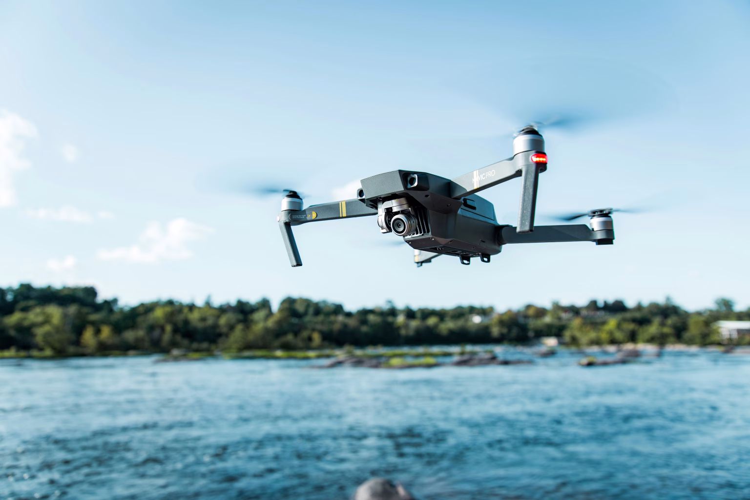 Dron en vuelo sobre un paisaje natural, imagen relacionada con inspección de infraestructuras