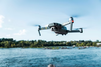 Dron en vuelo sobre un paisaje natural, imagen relacionada con inspección de infraestructuras