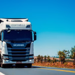 Camion autonomo de reparto circulando por una carretera