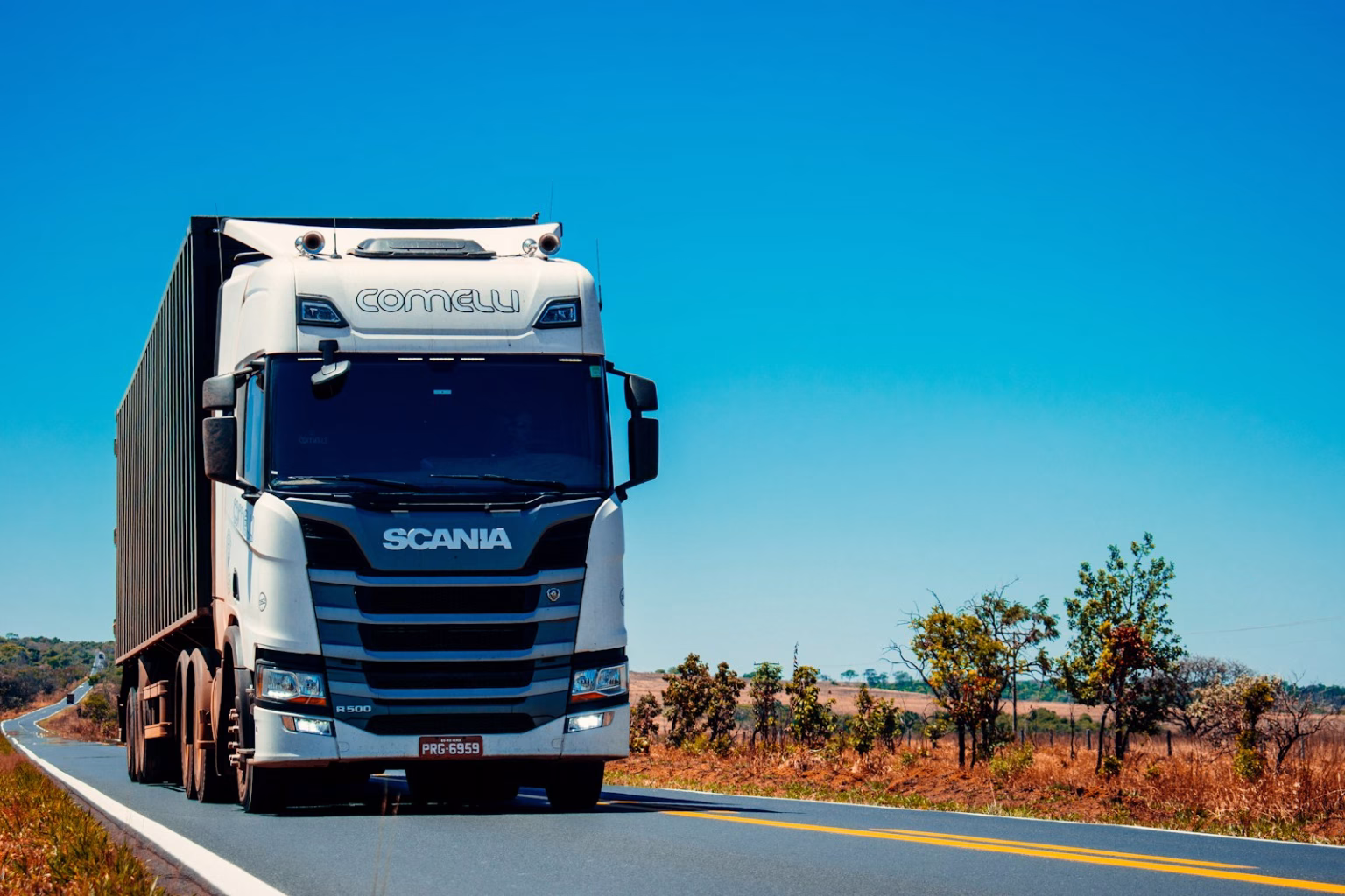 Camion autonomo de reparto circulando por una carretera
