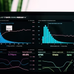Panel de datos en una pantalla como referencia al crecimiento de usuarios de asistentes de IA