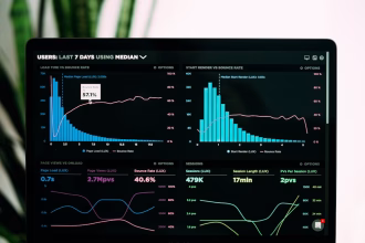 Panel de datos en una pantalla como referencia al crecimiento de usuarios de asistentes de IA