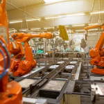 Brazo robótico industrial trabajando en una línea automatizada