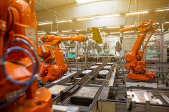 Brazo robótico industrial trabajando en una línea automatizada