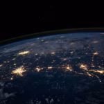 Imagen de la Tierra desde el espacio asociada a tecnología geoespacial