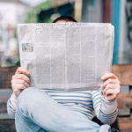 Periódico impreso sobre una mesa, imagen asociada a medios y publicación digital.
