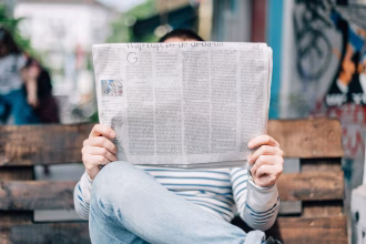 Periódico impreso sobre una mesa, imagen asociada a medios y publicación digital.