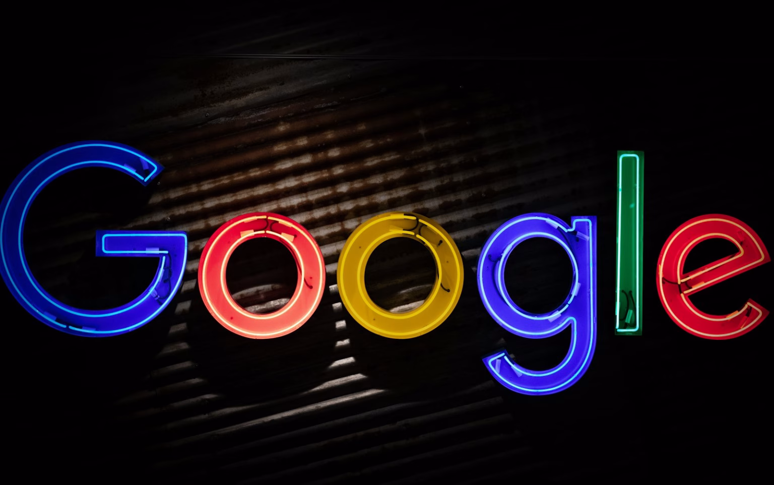 Rótulo de Google en una fachada corporativa