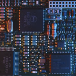 Primer plano de un chip sobre una placa electrónica, imagen asociada a semiconductores de IA.